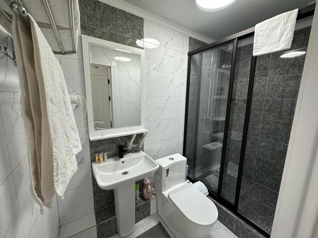 Hotel Voyazh Taraz Zewnętrze zdjęcie