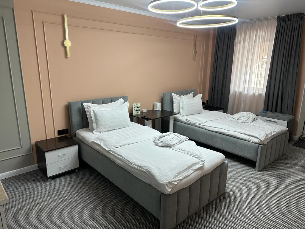 Hotel Voyazh Taraz Zewnętrze zdjęcie