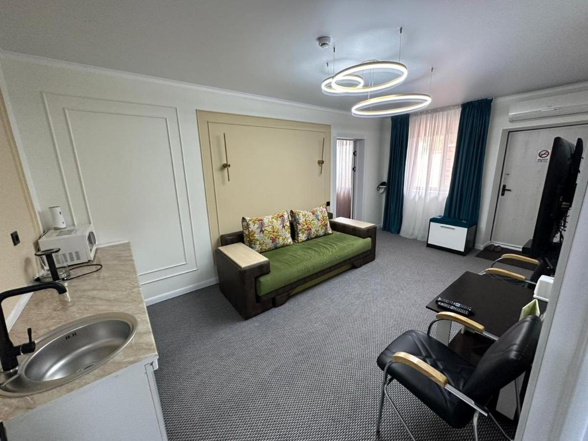 Hotel Voyazh Taraz Zewnętrze zdjęcie